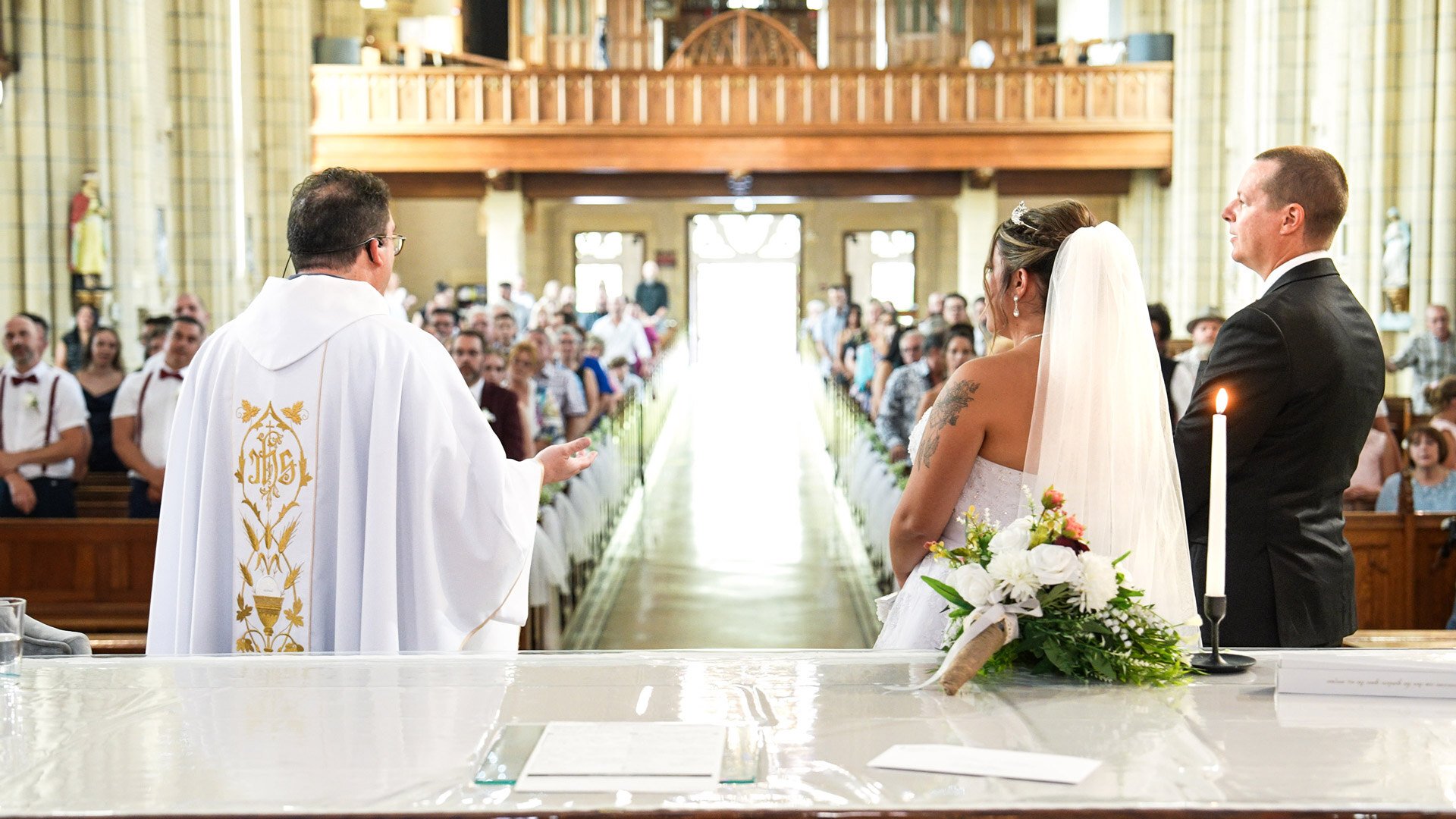 mariage-backview-kiss-eglise